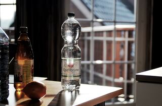 Приклеивание этикетки на ПЭТ бутылку Приклеивание этикетки на ПЭТ бутылку